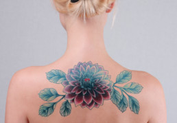 tatouage dans le dos d'une femme