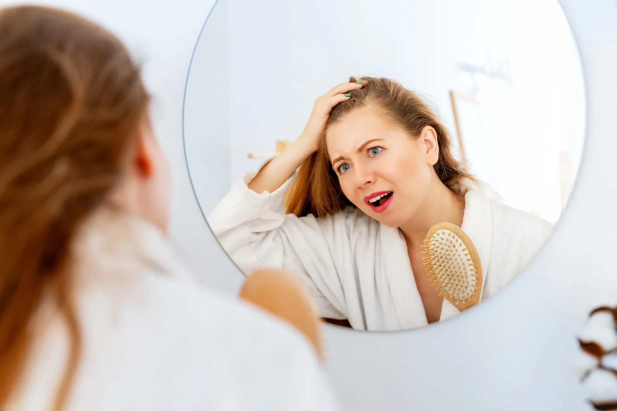 Jeune femme reflechissant à une greffe de cheveux pour femme